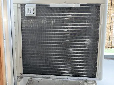 清掃後の室外機のアルミフィンです。