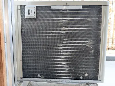 清掃前の室外機のアルミフィンです。
