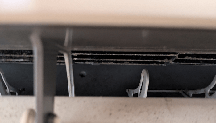 エアコンの送風ファンに付着したホコリの状態です。