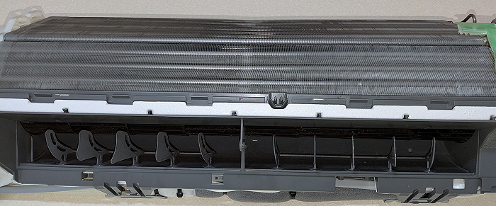 室内機カバーと上下フラップを取外した状態です。