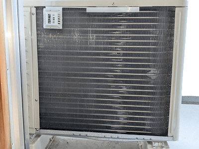 清掃後のエアコン室外機背面の画像です。