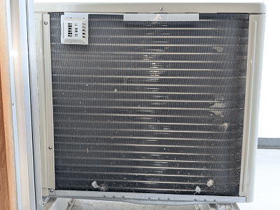 エアコン室外機背面の画像です。