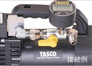 タスコ(TASCO)電子カタログより抜粋した真空ポンプに真空ゲージを取り付けた接続例の画像です。