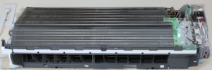 室内機の前面パネルを外した写真です。