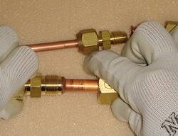 フレア接続の手順2 手締め作業の写真です。