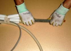 室外機接続準備3 両手で曲げ加工部分を持ちます。