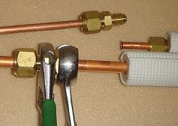 フレア接続の手順4 工具を使って本締めする写真です。