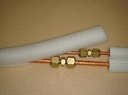 フレア接続の手順6 室内機リードパイプについている断熱材をかぶせます。