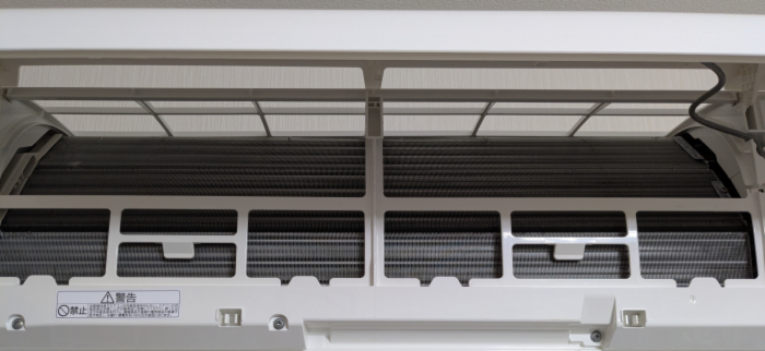 室内機のフィルターを外した状態の写真