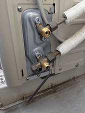 冷媒ガス回収のポンプダウン作業で低圧バルブを閉栓する写真